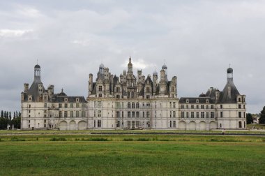 Chambord, Fransa - 6 Ağustos 2013: Chateau de Chambord, Fransız Rönesans mimarisi ile klasik Rönesans yapılarını harmanlayan Fransız Rönesans mimarisi ile ünlü Loire Vadisi 'nin en büyük şatosu..