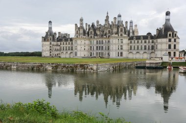 Chambord, Fransa - 6 Ağustos 2013: Chateau de Chambord, Fransız Rönesans mimarisi ile klasik Rönesans yapılarını harmanlayan Fransız Rönesans mimarisi ile ünlü Loire Vadisi 'nin en büyük şatosu..
