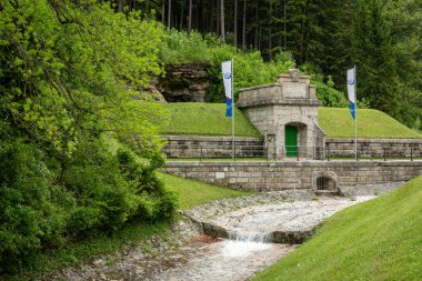 Kaiserbrunn, Avusturya - 30 Mayıs 2019: Kaiserbrunn 'daki Birinci Viyana Dağı Bahar Boru Hattı' nın Başlangıcı. Viyana 'nın su kaynaklarının büyük bir kısmı oradan geliyor..