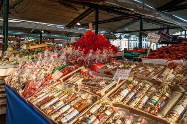 Venedik, İtalya - 4 Kasım 2016: Venedik pazarı, çeşitli baharatlar satan insanlar