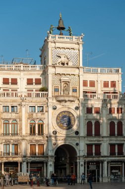 Venedik, İtalya - 4 Kasım 2016: Güneşli bir sonbahar gününde Venedik, San Marco 'daki Saat Kulesi