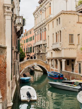 Venedik, İtalya - 4 Kasım 2016: Sonbaharın sonlarında bulutlu bir günde Venedik 'te (İtalya) tekneli kanal