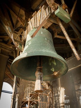 Venedik, İtalya - 4 Kasım 2016: Venedik Campanili 'nin çanı, sonbaharın sonlarında güneşli bir günde