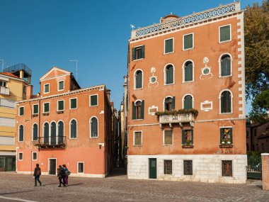 Venedik, İtalya - 4 Kasım 2016: Venedik 'teki eski evler Sonbaharın güneşli bir gününde, mavi gökyüzü