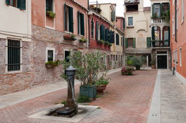 Venedik, İtalya - 4 Kasım 2016: Sonbaharın sonlarında bulutlu bir günde Venedik 'te (İtalya) boş arka bahçe