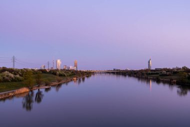 Tuna Nehri yakınlarındaki Viyana Panoraması (Avusturya) açık bir baharda