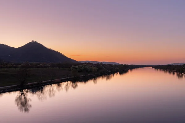 Leopoldsberg Dan Sungai Danube Wina Austria Pada Malam Yang Cerah — Stok Foto