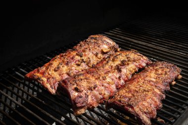 Izgara pirzola yakın çekim Bir sigara içicinin ızgara üzerinde yatıyor