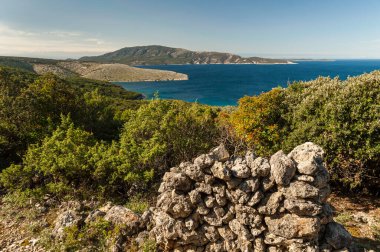 Baharda güneşli bir günde Cres adasında (Hırvatistan) Ustrine yakınlarındaki koylar)