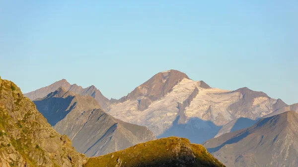 夏の晴れた日に日の出直後のRoetspitze Osttirol Austria — ストック写真