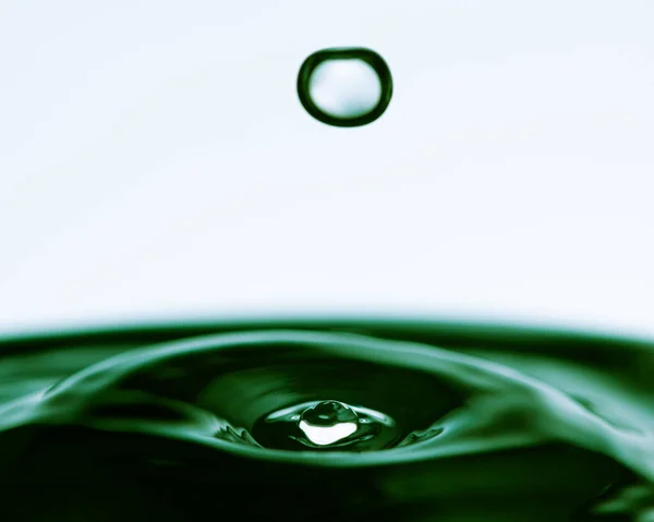 Крупный План Одной Капли Воды Ударяющейся Поверхность Темно Зеленый Белый — стоковое фото