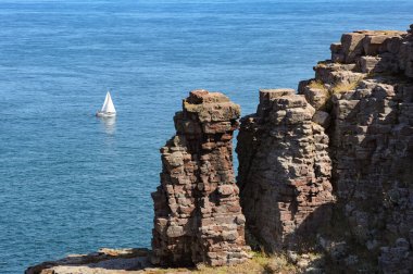 Yazın güneşli bir gününde Cap Frehel 'de muhteşem uçurumlar (Brittany, Fransa)