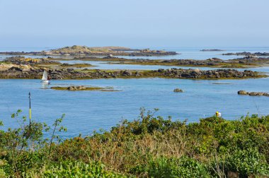 Yazın güneşli bir günde adanın kıyıları Iles Chausey (Normandiya, Fransa)