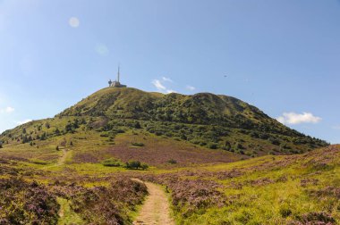 Fransa 'nın orta kesimindeki Massif Merkez bölgesinde Puy De Dome, yazın güneşli bir gün.
