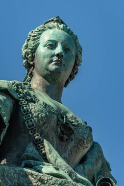 Viyana 'daki İmparatoriçe Maria Theresia anıtı, mavi gökyüzü.