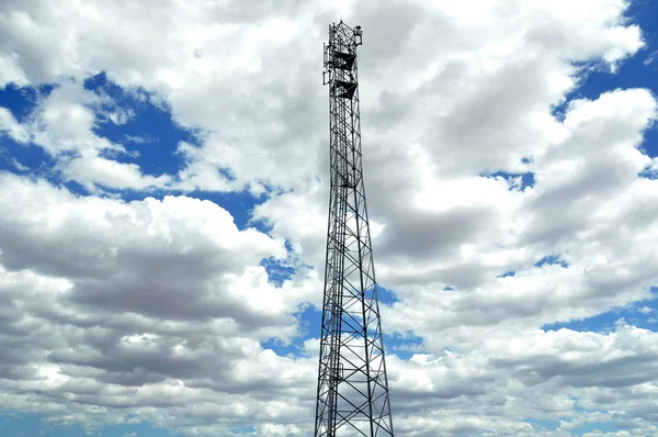 Torre do telefone móvel — Fotografia de Stock