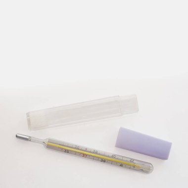 Civa termometreyle bir kasa fotoğrafı. Bu görüntü tıp şirketlerinin reklam materyallerinde kullanılabilir..