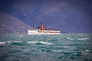 Queenstown, Güney Island, Yeni Zelanda için dönen bir vapur.
