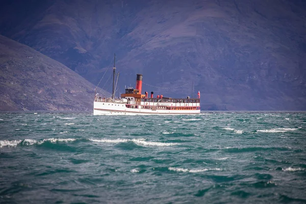 Ein dampfer, der nach queenstown, südinsel, neuseeland zurückkehrt. — Stockfoto