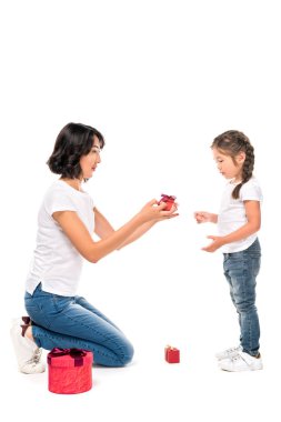 Anne ve kızı hediye kutuları ile