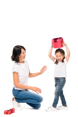 Anne ve kızı hediye kutuları ile