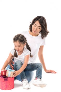 Anne ve kızı hediye kutuları ile