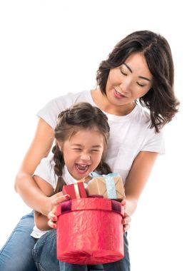 Anne ve kızı hediye kutuları ile