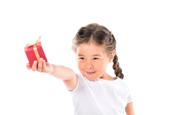 Asyalı çocuk hediye kutusu ile — Stok fotoğraf