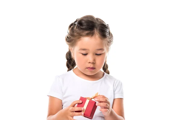 Enfant avec boîte cadeau rouge — Photo