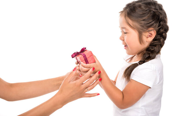 Мать и дочь с подарочной коробкой
