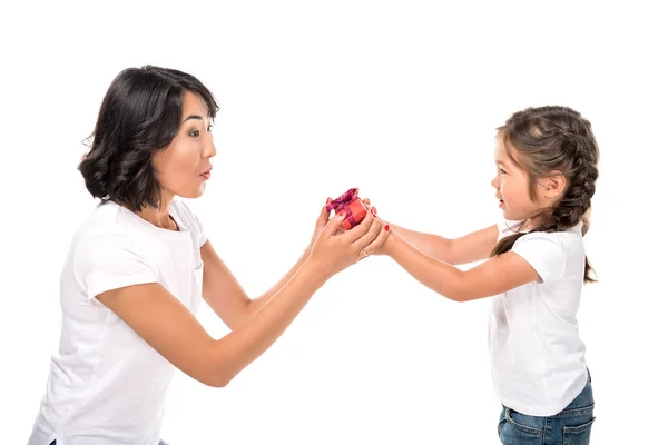 Anne ve kızı ile hediye kutusu