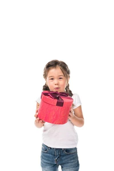 ギフト用の箱を持つ子供 — ストック写真