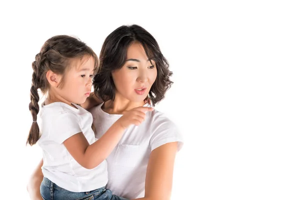 kızı bir yere işaret