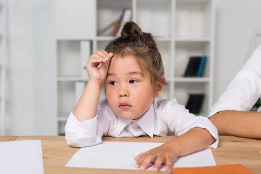 Asyalı çocuk çizim  