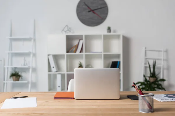 Dizüstü bilgisayarlı boş işyeri