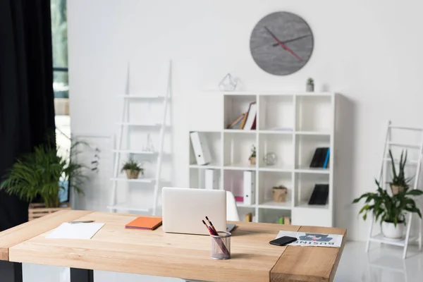 Dizüstü bilgisayarlı boş işyeri