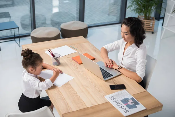 Asiática empresária com filha no escritório — Fotografia de Stock