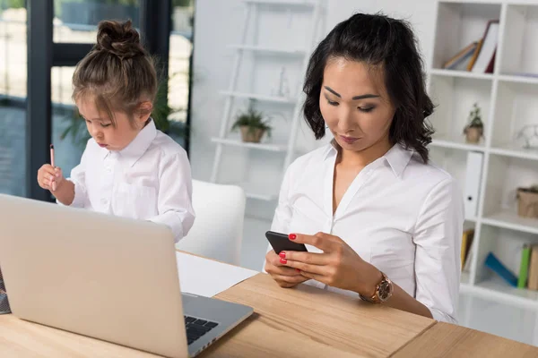 Asiático mujer de negocios con hija en oficina — Foto de Stock