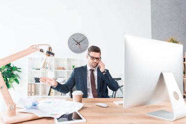 smartphone üzerinde konuşan işadamı