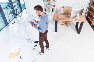 Office belgeleriyle işadamı 