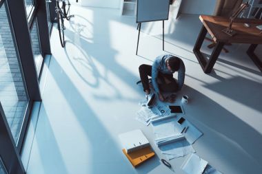 işadamı kağıtları ve aygıtlarıyla çalışma