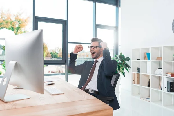 Uomo d'affari che lavora con il computer desktop — Foto Stock