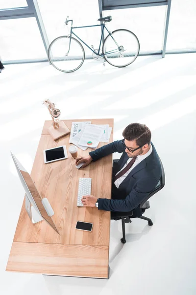 Om de afaceri care lucrează cu computerul desktop — Fotografie, imagine de stoc