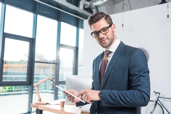 Homme d'affaires utilisant une tablette numérique — Photo