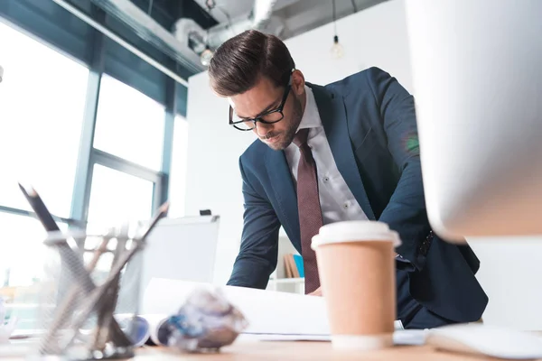 Businessman working with papers — Stock Photo, Image