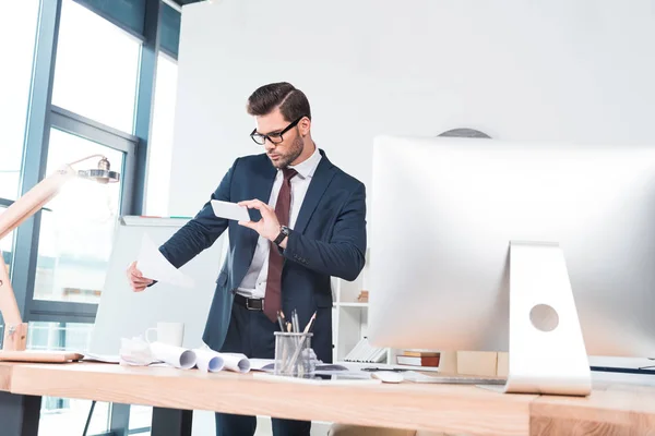 Empresário usando Smartphone no escritório — Fotografia de Stock