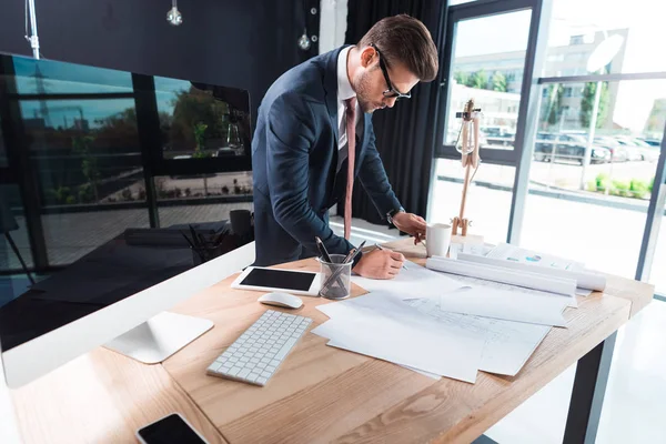 Businessman working with papers — Stock Photo, Image