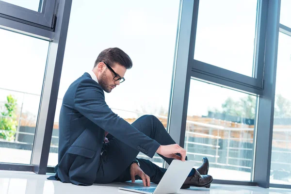 Businessman using laptop in office — Stock Photo, Image