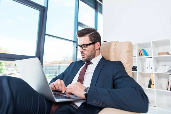 Businessman using laptop in office — Stock Photo, Image