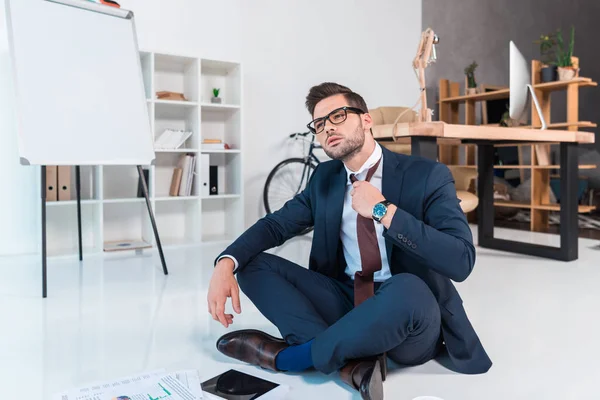 Businessman adjusting tie — Stock Photo, Image